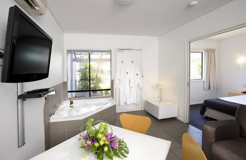 Majestic Oasis Apartments - Go Out 14