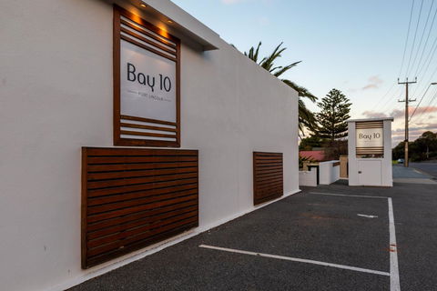 Bay 10 - Suites And Apartments - Go Out 19