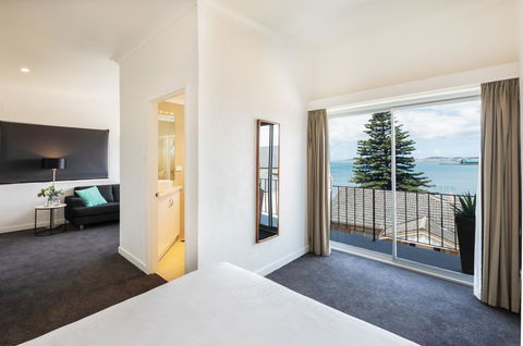 Bay 10 - Suites And Apartments - Go Out 7