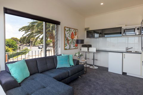 Bay 10 - Suites And Apartments - Go Out 6