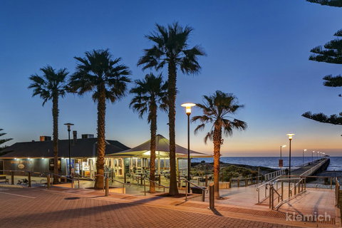 The Beach House @ Grange - Pubs and Clubs 3