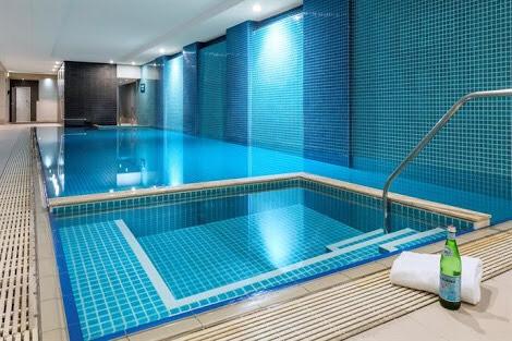 Luxury Beachside Accomodation - Pubs and Clubs 11