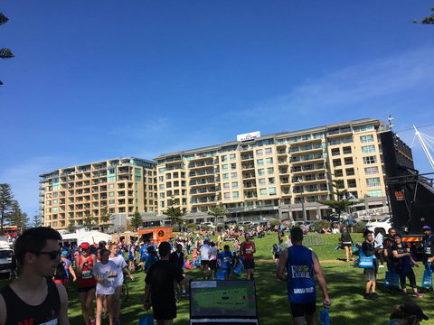 Luxury Beachside Accomodation - Pubs and Clubs 25