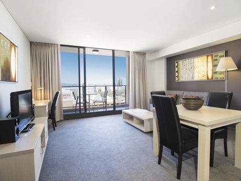 Oaks Adelaide Horizons Suites - Pubs and Clubs 3