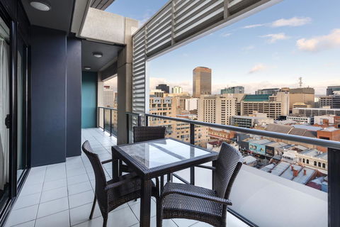 Oaks Adelaide Horizons Suites - Pubs and Clubs 2