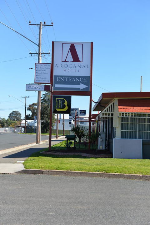 Ardeanal Motel - Pubs and Clubs 3