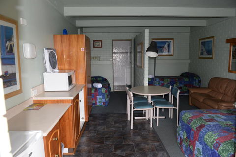 Ardeanal Motel - Pubs and Clubs 41
