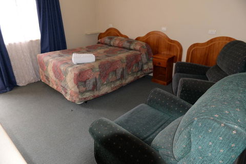 Ardeanal Motel - Pubs and Clubs 36