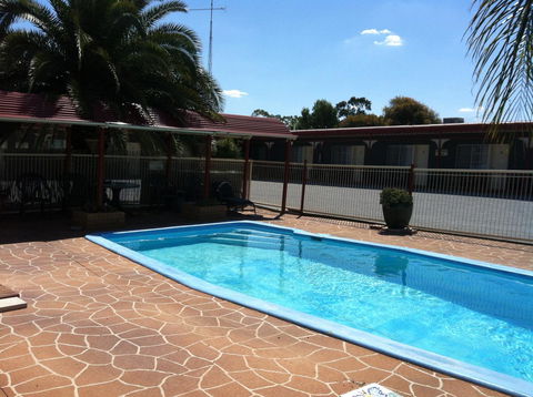 Ardeanal Motel - Pubs and Clubs 14
