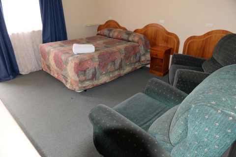 Ardeanal Motel - Pubs and Clubs 33