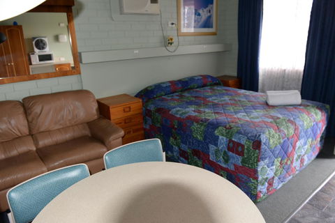 Ardeanal Motel - Pubs and Clubs 43