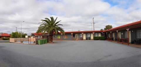 Ardeanal Motel - Pubs and Clubs 6