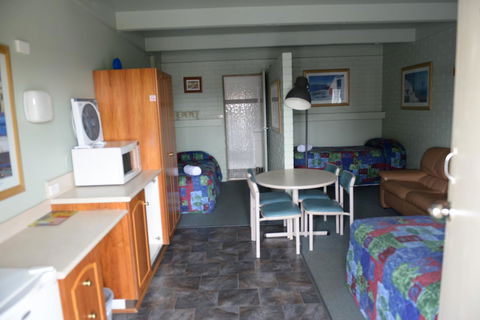 Ardeanal Motel - Pubs and Clubs 40