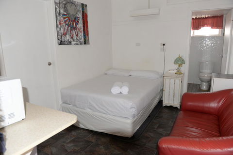 Ardeanal Motel - Pubs and Clubs 25