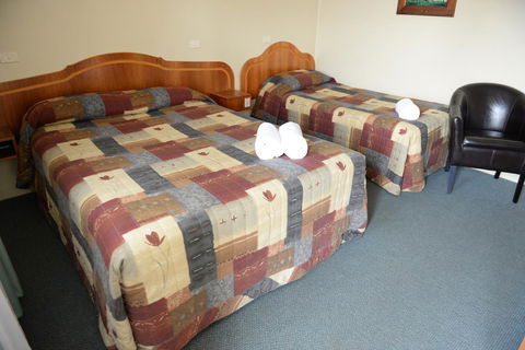 Ardeanal Motel - Pubs and Clubs 19