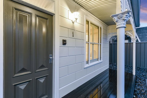 Aloha Central Luxury Apartments - Pubs and Clubs 22