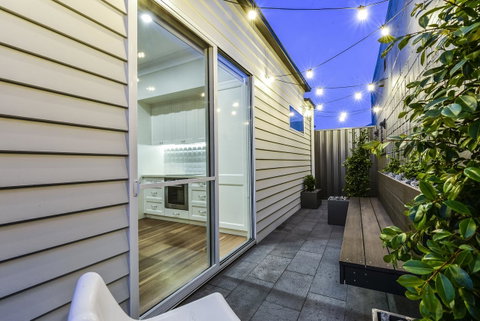Aloha Central Luxury Apartments - Pubs and Clubs 13