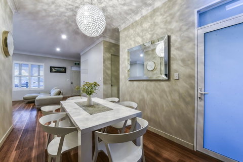 Aloha Central Luxury Apartments - Pubs and Clubs 9