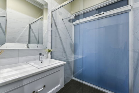Aloha Central Luxury Apartments - Pubs and Clubs 18