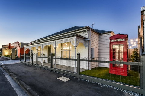 Aloha Central Luxury Apartments - Pubs and Clubs 0