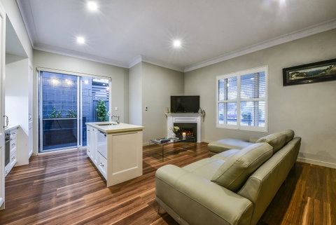 Aloha Central Luxury Apartments - Pubs and Clubs 3