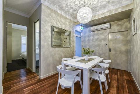 Aloha Central Luxury Apartments - Pubs and Clubs 17