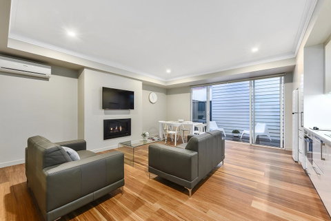 Aloha Central Luxury Apartments - Pubs and Clubs 6