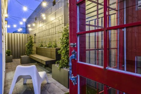 Aloha Central Luxury Apartments - Pubs and Clubs 11