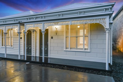 Aloha Central Luxury Apartments - Pubs and Clubs 1
