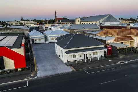Aloha Central Luxury Apartments - Pubs and Clubs 7