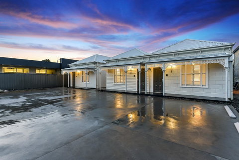 Aloha Central Luxury Apartments - Pubs and Clubs 5