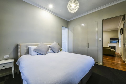 Aloha Central Luxury Apartments - Pubs and Clubs 14