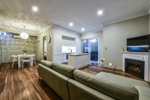 Aloha Central Luxury Apartments - Pubs and Clubs 8