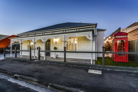 Aloha Central Luxury Apartments - Pubs and Clubs 19