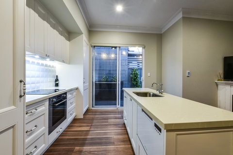 Aloha Central Luxury Apartments - Pubs and Clubs 10