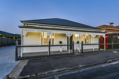 Aloha Central Luxury Apartments - Pubs and Clubs 12