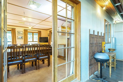 Rustic On 13th - Pubs and Clubs 11
