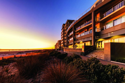 Oaks Glenelg Plaza Pier Suites - Pubs and Clubs 0