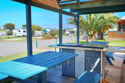 Discovery Parks - Adelaide Beachfront - Pubs and Clubs 30