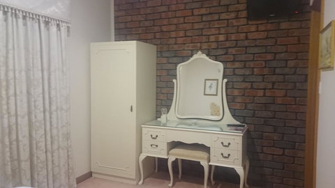 Gaerwood B&B - Pubs and Clubs 13