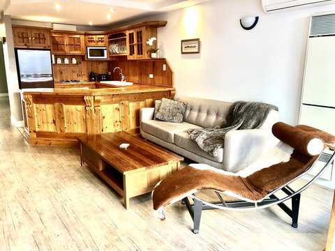 Superb Townhouse In North Adelaide - Go Out 1