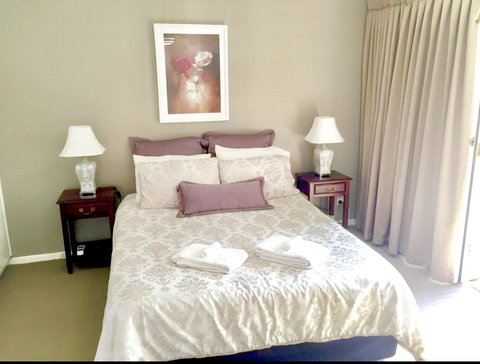 Superb Townhouse In North Adelaide - Go Out 2