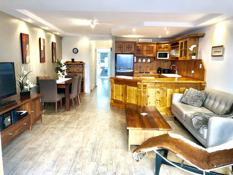 Superb Townhouse In North Adelaide - Go Out 0