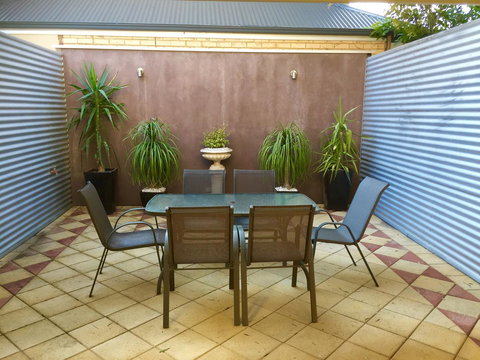 Superb Townhouse In North Adelaide - Go Out 21