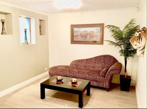 Superb Townhouse In North Adelaide - Go Out 8