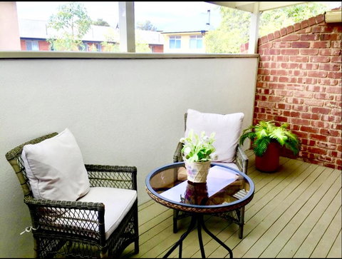Superb Townhouse In North Adelaide - Go Out 5