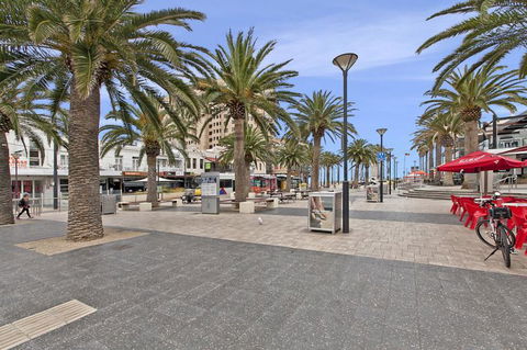 Glenelg Seaside Apartment - Pubs and Clubs 8