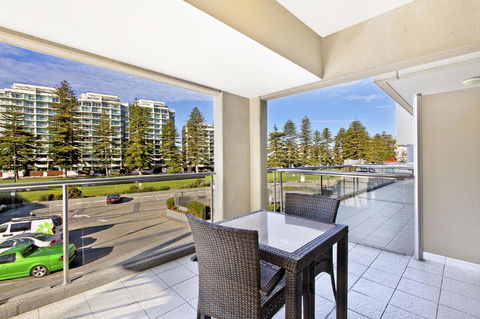 Glenelg Seaside Apartment - Pubs and Clubs 11