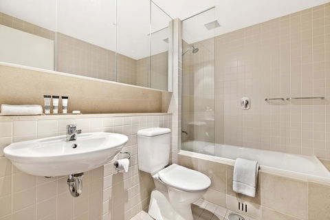 Glenelg Seaside Apartment - Pubs and Clubs 12