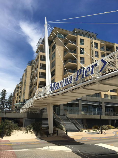 Glenelg Seaside Apartment - Pubs and Clubs 4